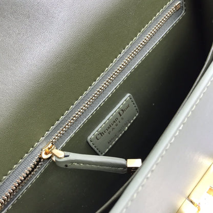 LW - Luxury Handbags DIR 088