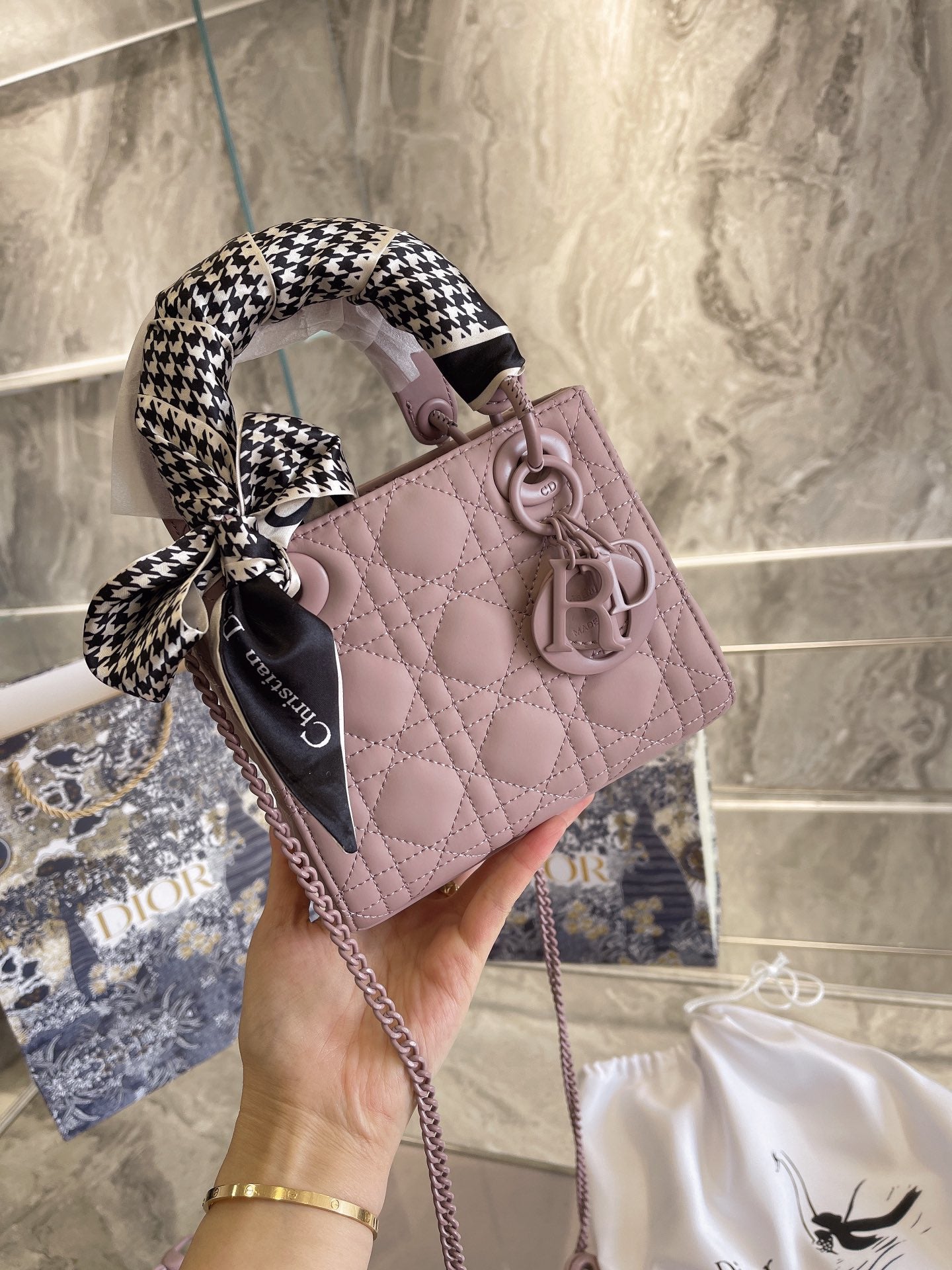 LW - Luxury Handbags DIR 058