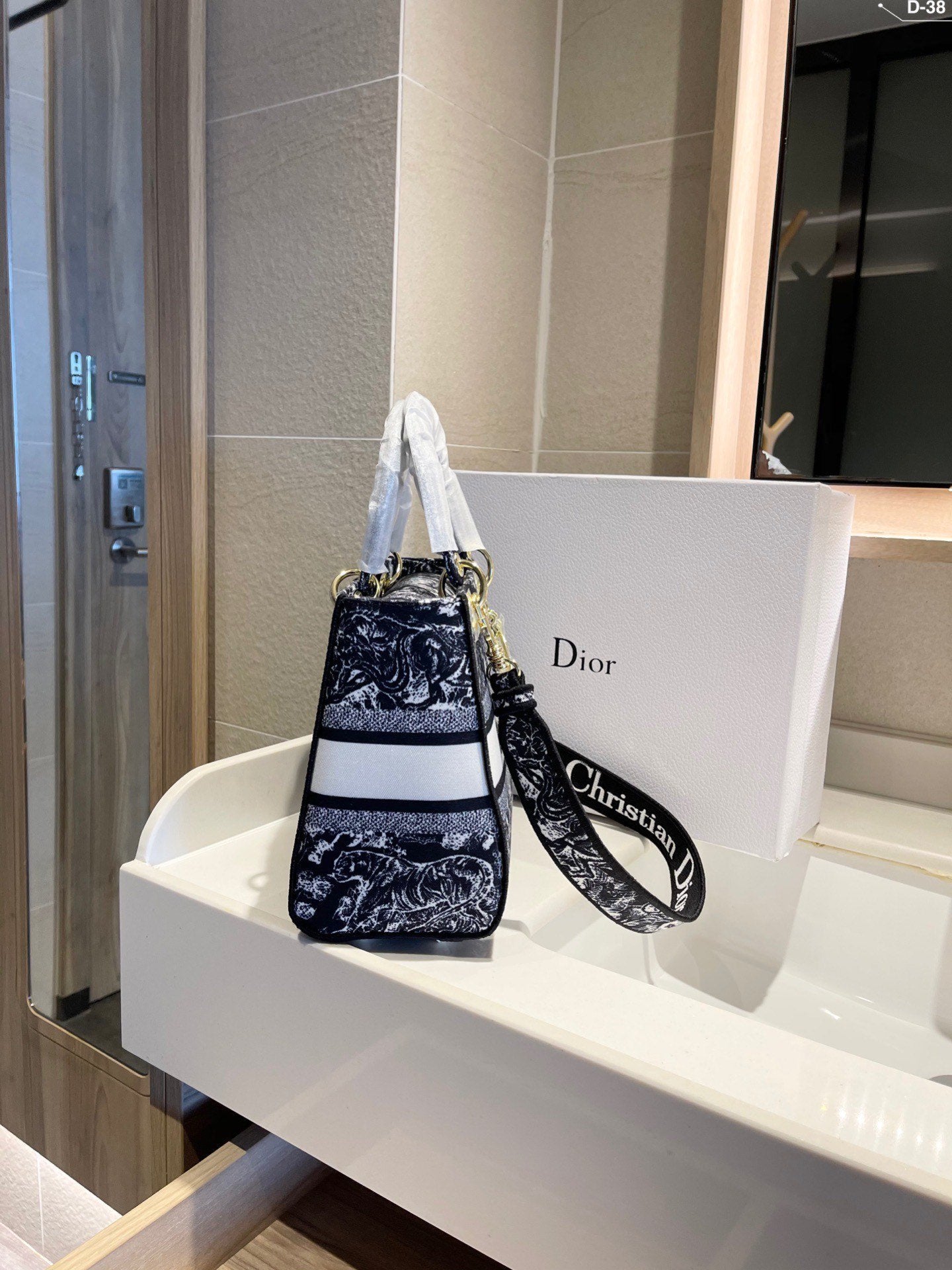 LW - Luxury Handbags DIR 301