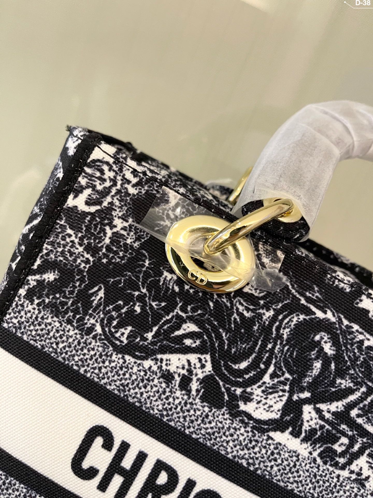 LW - Luxury Handbags DIR 301