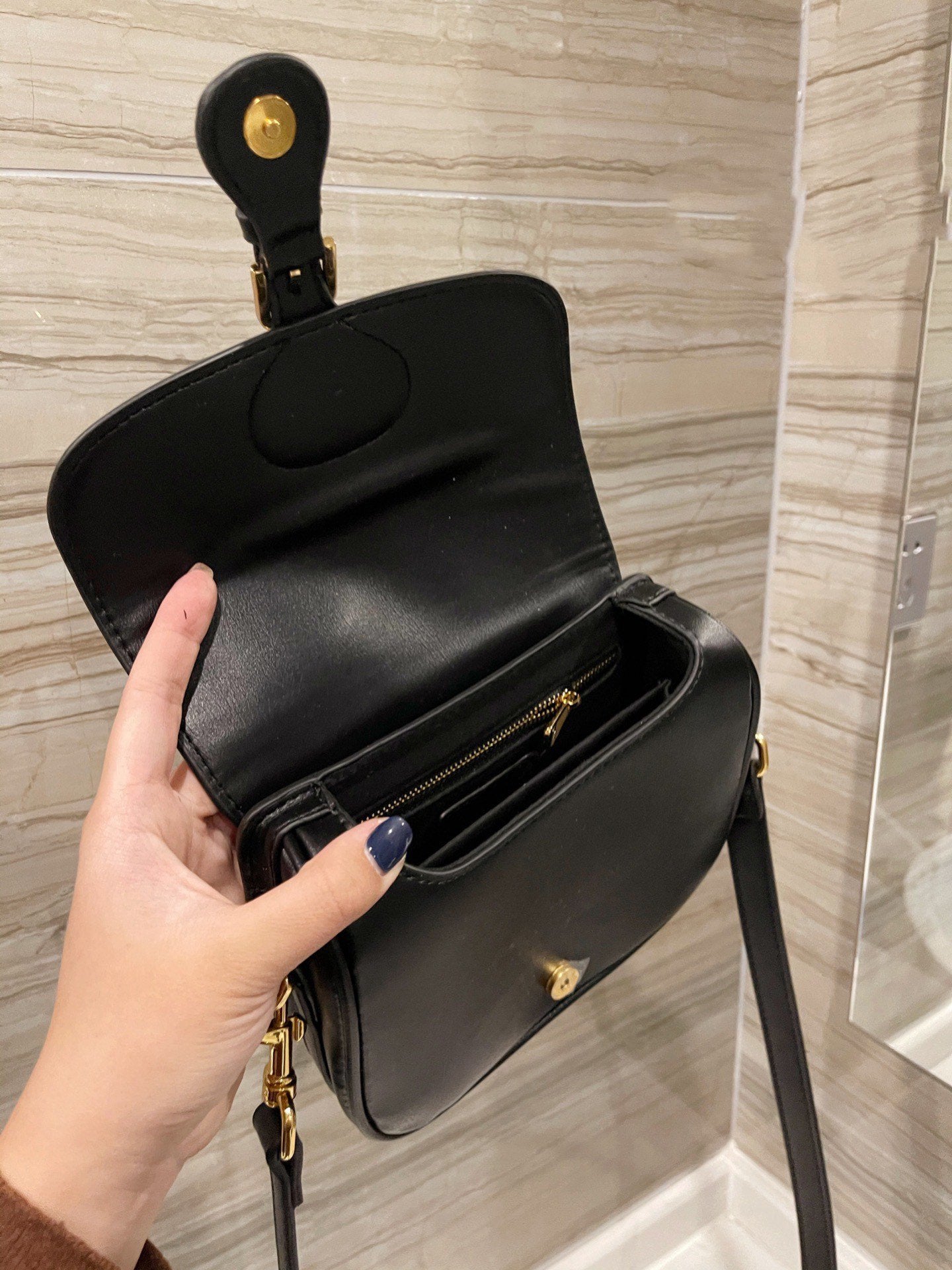 LW - Luxury Handbags DIR 213