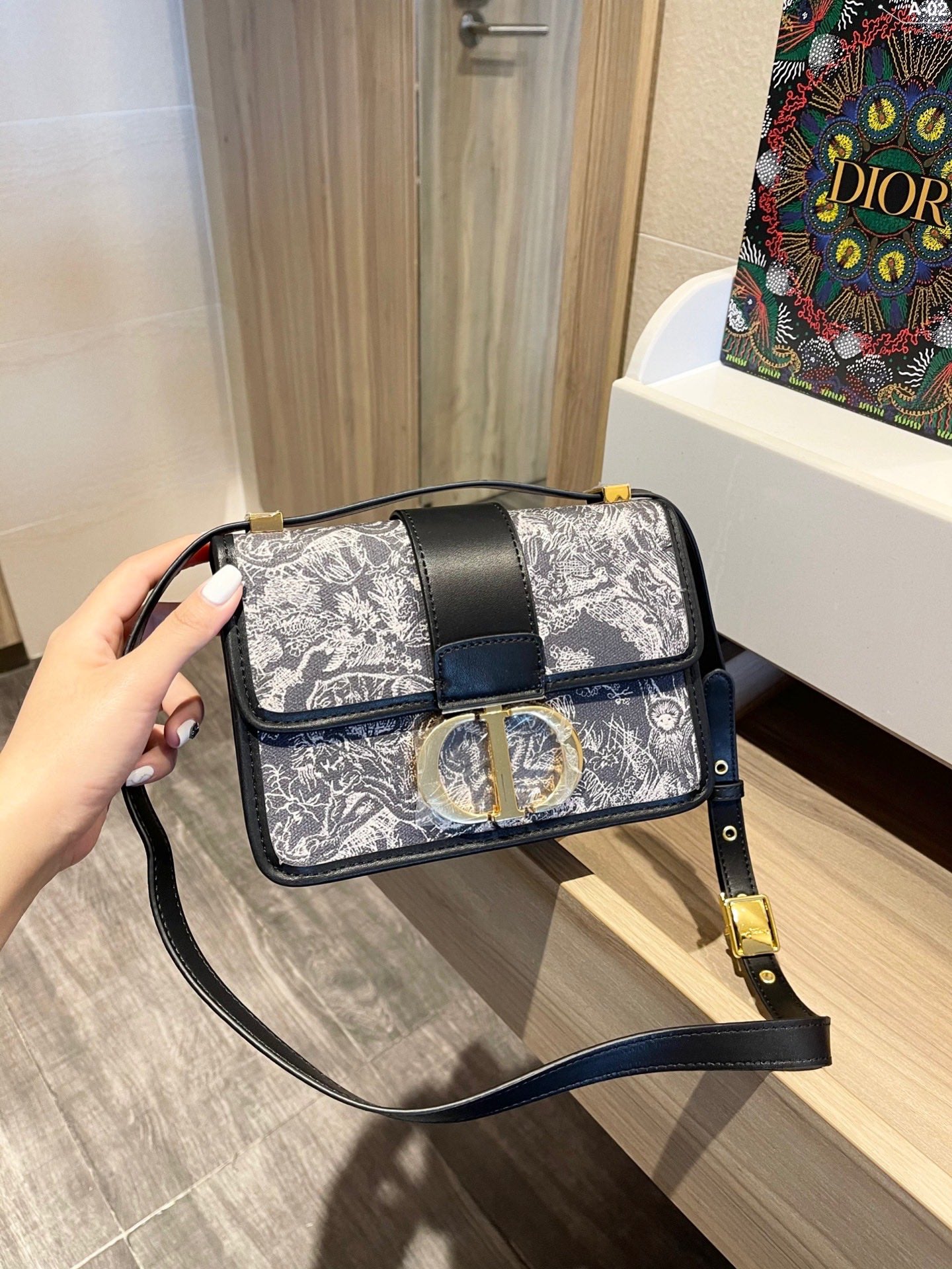 LW - Luxury Handbags DIR 316